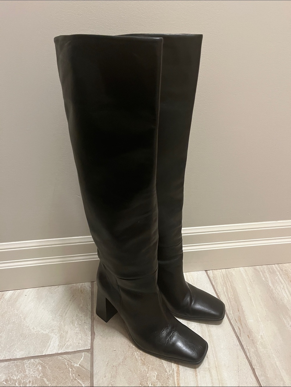 Zara Knee-High Heeled Leather Boots in black
